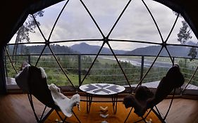 Lobo Glamp corral de piedra